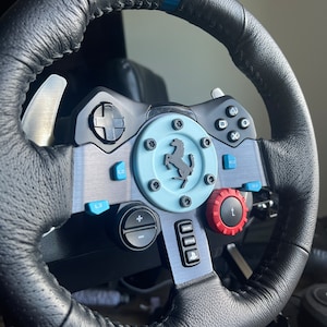 Steering Wheel Center Cap for Logitech G27/G29/G920/G923 – 3D-Printed, Multi-Color, Raised Logo, Stock Hardware Compatible