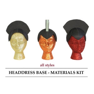 Pode incluir: Três faixas de espuma em diferentes estilos para fazer chapéus. As faixas são pretas e são mostradas em cabeças de manequim com acabamentos de glitter. O texto "all styles" e "HEADDRESS BASE - MATERIALS KIT" é mostrado abaixo das faixas.