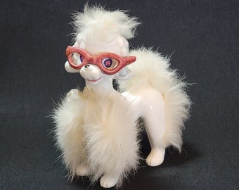Caniche peludo antropomórfico MCM con gafas de ojo de gato rojas y ojos de diamantes de imitación rosas, piel auténtica y lazo. Fabricado en Japón