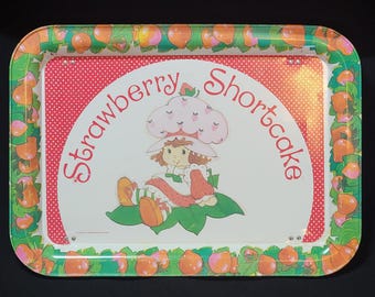 Vintage 1981 Strawberry Shortcake tv-blad, opklapbaar beenblad / schootbureau, American Greetings Corp., retro metalen rolblad