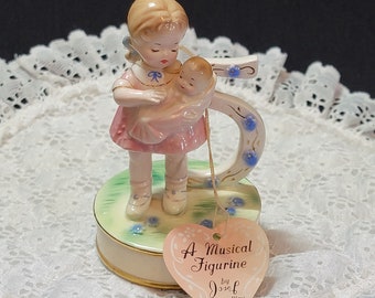 HTF Josef Originals &quot;Una figura musical&quot; Niña con muñeca toca la canción &quot;Feliz cumpleaños&quot;, 5.º cumpleaños