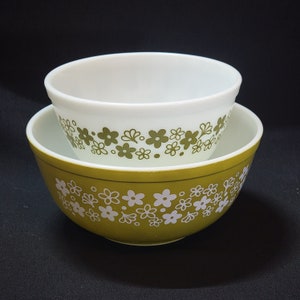 Tazones para mezclar encajables Pyrex, Spring Blossom Green, también conocidos como Crazy Daisy, n.º 402 y n.º 403, primera edición, juego de 2