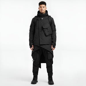 Könnte beinhalten: Ein schwarzes Outfit aus Jacke und Hose mit mehreren Taschen und einem einzigartigen asymmetrischen Design. Die Jacke hat eine Kapuze, eine kleine Brusttasche und einen Schnallenverschluss. Die Hose hat Cargotaschen und ein geschichtetes Design.