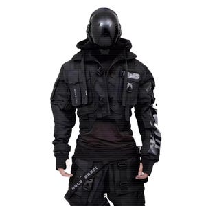 Puede incluir: Chaqueta t&aacute;ctica negra de estilo futurista, con m&uacute;ltiples bolsillos y correas. La chaqueta tiene un dise&ntilde;o con capucha y se combina con pantalones negros. Un casco negro completa el atuendo. El texto "HOLY GRAIL" es visible en una correa.