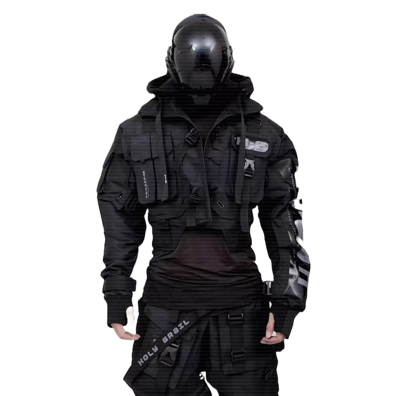 Puede incluir: Chaqueta t&aacute;ctica negra de estilo futurista, con m&uacute;ltiples bolsillos y correas. La chaqueta tiene un dise&ntilde;o con capucha y se combina con pantalones negros. Un casco negro completa el atuendo. El texto "HOLY GRAIL" es visible en una correa.