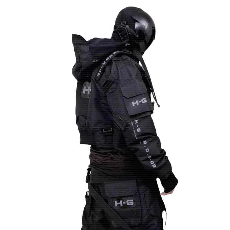 Puede incluir: Chaqueta y pantal&oacute;n t&aacute;cticos negros con m&uacute;ltiples bolsillos y correas. La chaqueta presenta el texto "H-G" en el pecho y el brazo, y "HOLYVERSE" en la correa del hombro. La persona lleva un casco negro.