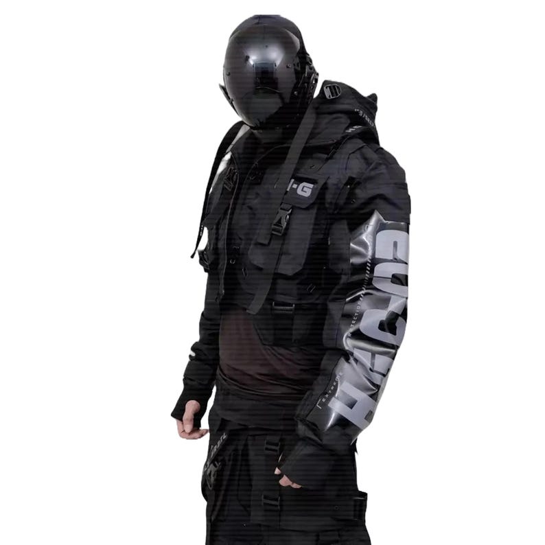 Puede incluir: Chaqueta t&aacute;ctica negra con m&uacute;ltiples bolsillos, correas y una capucha. La chaqueta presenta el texto "SURVIVAL" en gris en la manga derecha. La persona lleva un casco negro y pantalones negros.