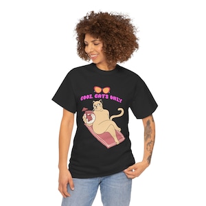 Cool Cats Onlyのレトロな面白い猫のTシャツ、ユニセックスのチルTシャツ、夏の美的シャツ、かわいい子猫のグラフィックTシャツ、90年代の雰囲気のギフト - 猫と魚のシャツ
