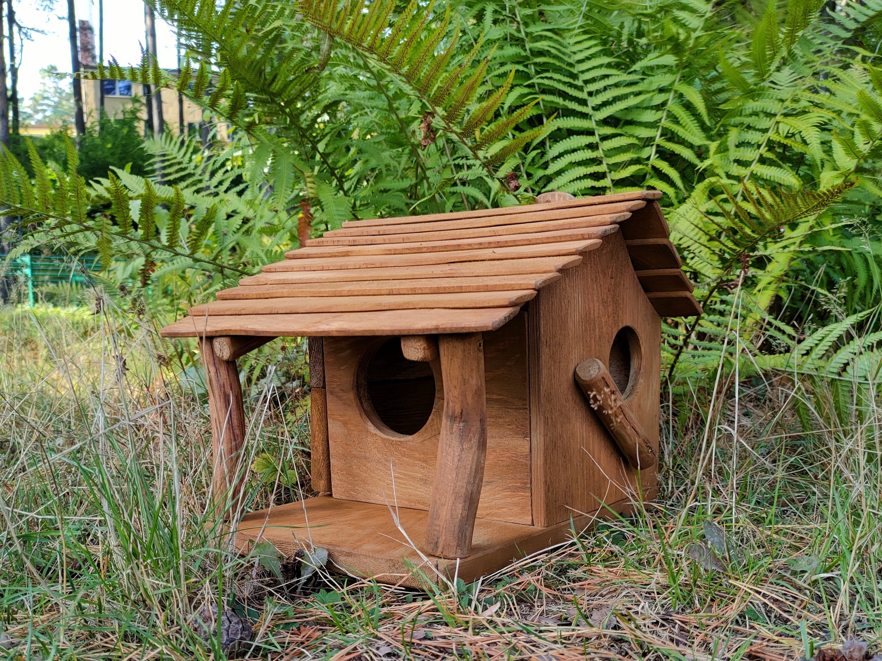 INRLKIT Eichhörnchenhaus Aus Kiefernholz – 42x32x30 Cm Mit Außenveranda, Dickem Holz & Schwingender Frontplatte Für Draußen