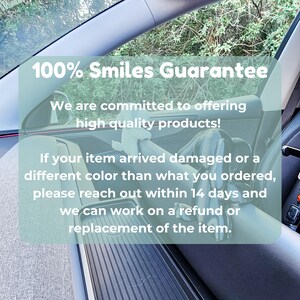 K&ouml;nnte beinhalten: Innenraum eines Autos mit Text&uuml;berlagerung. Der Text lautet "100% Smiles Guarantee" und verspricht hochwertige Produkte. Er erw&auml;hnt auch R&uuml;ckerstattungen oder Ersatz innerhalb von 14 Tagen f&uuml;r besch&auml;digte oder falsche Artikel.