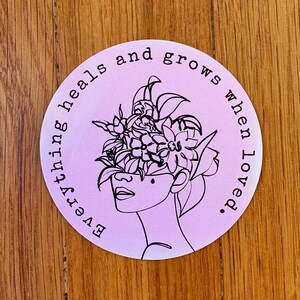 Adesivo de vinil de saúde mental, 'Tudo cura e cresce quando amado', design fofo de mulher rosa e plantas, decoração de arte à prova d'água