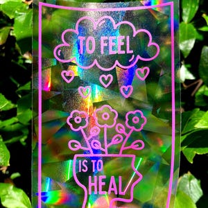 Regenbogen Sonnenfänger – “To Feel Is to Heal” – Prismischer Fensteraufkleber