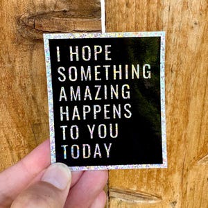 Adesivo de glitter positivo e inspirador – Decalque com citação inspiradora "Espero que algo incrível aconteça com você hoje" - Presente motivacional