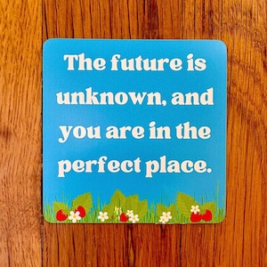 Adesivo de vinil à prova d'água Positive Mindset: Citação inspiradora "O futuro é desconhecido", Strawberry Art para alívio da ansiedade