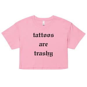 Tattoos Are Trashy crop top: shirt met sarcastische humor voor volwassenen
