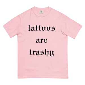 Tattoos Are Trashy Comfort Colors T-shirt: shirt met sarcastische humor voor volwassenen