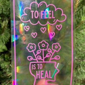 Atrapasueños para ventana con mensaje de salud mental, calcomanía para hacer arcoíris con la frase "Sentir es sanar" para una decoración con vibraciones positivas y bienestar