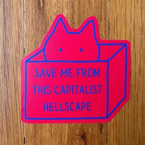 Sticker linkse kat in doos, duurzame vinylsticker 'Save Me From This Capitalist Hellscape', antikapitalistische sticker waterfles, cadeau