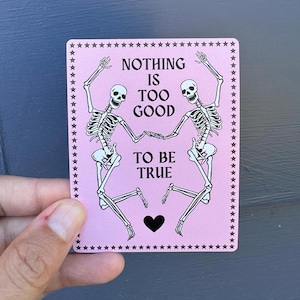 Pegatina impermeable de esqueleto danzante con frase positiva "Nada es demasiado bueno para ser verdad" - Regalo de calcomanía gótica espeluznante para Halloween