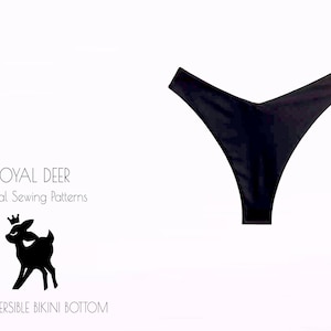 Pode incluir: Parte de baixo de biquíni reversível preta. A imagem mostra uma parte de baixo de biquíni em forma de V. O texto na imagem diz "ROYAL DEER Digital Sewing Patterns" e "REVERSIBLE BIKINI BOTTOM". Uma silhueta de um veado usando uma coroa também está presente.