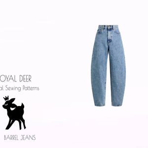 Peut inclure: Un jean bleu clair de style « barrel » à taille haute. Le jean est en denim et a une coupe ample. L'image comprend également le texte « ROYAL DEER Digital Sewing Patterns » et une silhouette de cerf couronné, avec le texte « BARREL JEANS » en dessous.