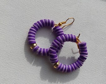 Boucles d'oreilles violet clair/violet foncé avec un petit anneau en or