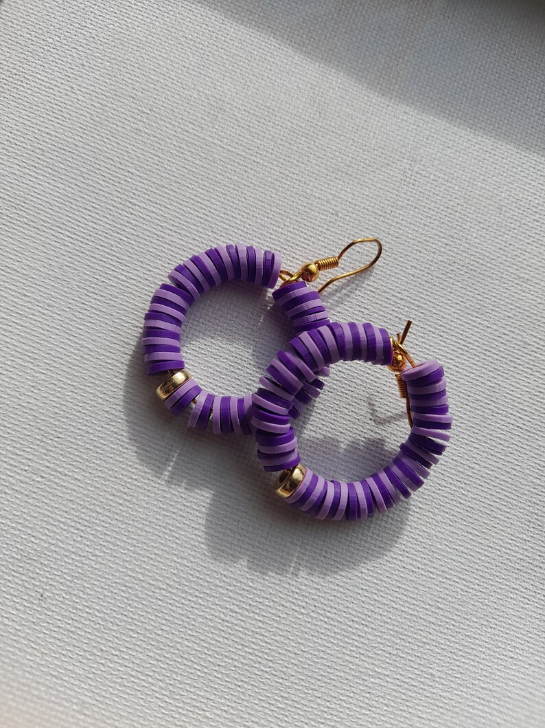 Boucles d'oreilles violet clair/violet foncé avec un petit anneau en or image 1