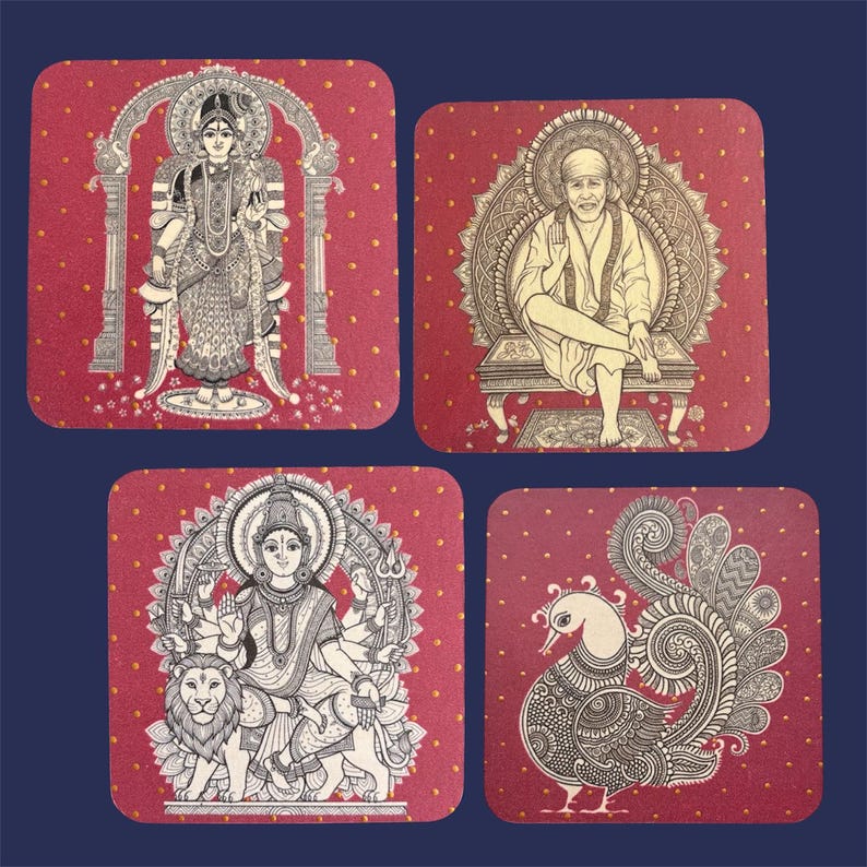 Pode incluir: Conjunto de quatro bases quadradas com fundo vermelho e bolinhas brancas. Cada base apresenta uma ilustra&ccedil;&atilde;o diferente em preto e branco: uma divindade, uma figura sentada, uma deusa com um le&atilde;o e um pav&atilde;o.