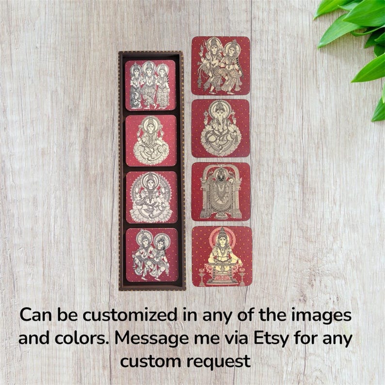 Pode incluir: Um conjunto de oito bases quadradas vermelhas com ilustra&ccedil;&otilde;es detalhadas de divindades em um suporte de madeira. As bases apresentam v&aacute;rias figuras em branco e dourado. Texto: "Pode ser personalizado em qualquer uma das imagens e cores. Entre em contato via Etsy."