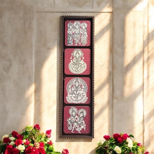 Pode incluir: Uma obra de arte vertical emoldurada com quatro pain&eacute;is retangulares. Cada painel apresenta uma ilustra&ccedil;&atilde;o religiosa sobre um fundo vermelho com pontos brancos, com desenhos detalhados em preto e branco de divindades. A moldura &eacute; marrom escuro.