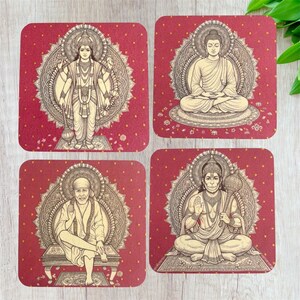 Pode incluir: Conjunto de quatro bases quadradas com figuras religiosas. Cada base apresenta uma ilustra&ccedil;&atilde;o bege de uma divindade sobre um fundo vermelho com um padr&atilde;o de pontos. As figuras s&atilde;o cercadas por aur&eacute;olas ornamentadas.