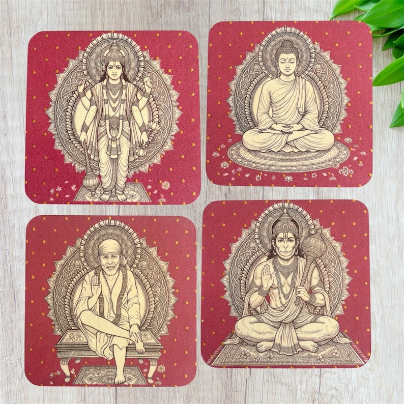 Pode incluir: Conjunto de quatro bases quadradas com figuras religiosas. Cada base apresenta uma ilustra&ccedil;&atilde;o bege de uma divindade sobre um fundo vermelho com um padr&atilde;o de pontos. As figuras s&atilde;o cercadas por aur&eacute;olas ornamentadas.