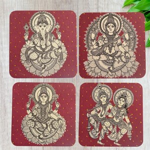 Pode incluir: Conjunto de quatro bases quadradas com ilustra&ccedil;&otilde;es detalhadas em preto e branco de divindades hindus sobre um fundo vermelho com pontos dourados. Cada base apresenta uma divindade diferente.