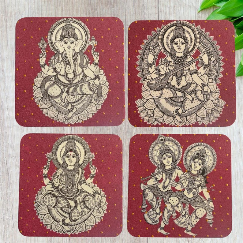 Pode incluir: Conjunto de quatro bases quadradas com ilustra&ccedil;&otilde;es detalhadas em preto e branco de divindades hindus sobre um fundo vermelho com pontos dourados. Cada base apresenta uma divindade diferente.