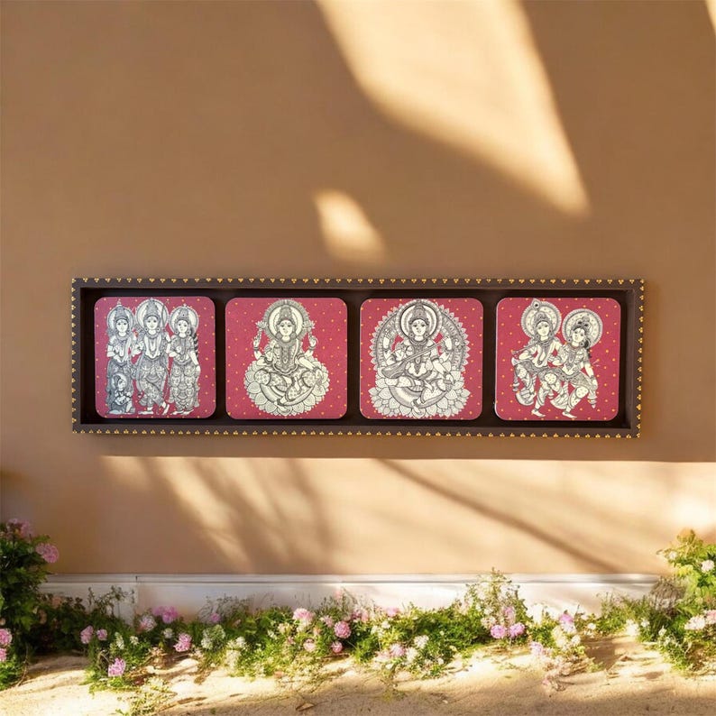 Pode incluir: Uma obra de arte emoldurada com quatro pain&eacute;is quadrados. Cada painel apresenta um fundo vermelho com uma ilustra&ccedil;&atilde;o em preto e branco de divindades hindus. A moldura marrom escura com uma borda decorativa real&ccedil;a a est&eacute;tica geral.
