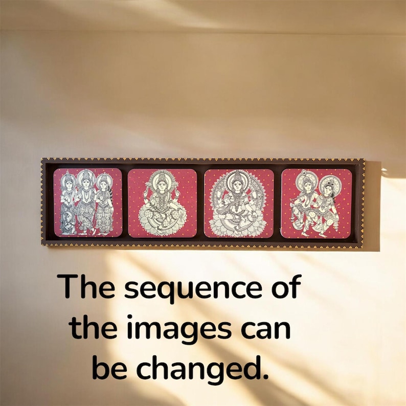 Pode incluir: Uma moldura de madeira decorativa cont&eacute;m quatro imagens quadradas de figuras religiosas sobre um fundo vermelho. As imagens est&atilde;o dispostas em uma fileira, com o texto na parte inferior dizendo: "A sequ&ecirc;ncia das imagens pode ser alterada."