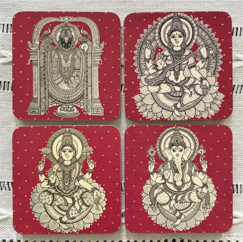 Pode incluir: Conjunto de quatro bases quadradas com figuras religiosas. Cada base apresenta uma divindade diferente em uma ilustra&ccedil;&atilde;o detalhada em preto e branco sobre um fundo vermelho com pequenos pontos dourados. As bases s&atilde;o provavelmente feitas de material absorvente.
