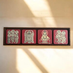 Pode incluir: Uma pe&ccedil;a de arte de parede retangular com quatro pain&eacute;is quadrados com figuras religiosas. Cada painel tem um fundo vermelho com pontos brancos e uma ilustra&ccedil;&atilde;o detalhada em preto e branco. A moldura &eacute; marrom escuro com uma borda decorativa.