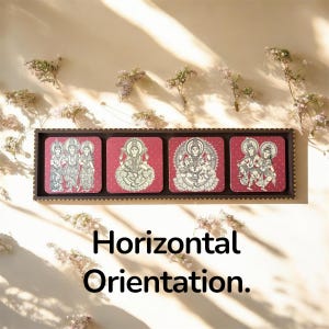 Pode incluir: Uma bandeja retangular de madeira com quatro bases quadradas. Cada base apresenta uma ilustra&ccedil;&atilde;o creme de divindades sobre um fundo vermelho. A bandeja &eacute; decorada com uma borda ondulada. O texto "Horizontal Orientation" est&aacute; na parte inferior.