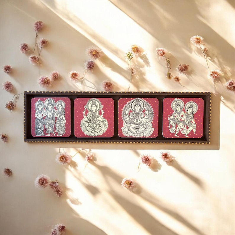 Pode incluir: Um conjunto de quatro bases quadradas numa moldura castanha escura. Cada base apresenta uma ilustra&ccedil;&atilde;o branca sobre um fundo vermelho, retratando figuras religiosas. A moldura tem uma borda decorativa.