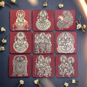 Pode incluir: Nove bases quadradas com fundos vermelhos e pequenas bolinhas douradas. Cada base apresenta uma ilustra&ccedil;&atilde;o em preto e branco de divindades hindus e um pav&atilde;o. As bases est&atilde;o dispostas em uma grade 3x3.