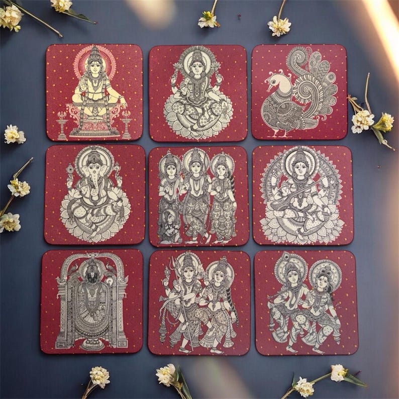 Pode incluir: Nove bases quadradas com fundos vermelhos e pequenas bolinhas douradas. Cada base apresenta uma ilustra&ccedil;&atilde;o em preto e branco de divindades hindus e um pav&atilde;o. As bases est&atilde;o dispostas em uma grade 3x3.