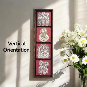 Pode incluir: Uma obra de arte de parede vertical com quatro pain&eacute;is quadrados com ilustra&ccedil;&otilde;es detalhadas em preto e branco sobre um fundo vermelho. Os pain&eacute;is est&atilde;o emoldurados em uma moldura marrom escura. O texto "Vertical Orientation" est&aacute; &agrave; esquerda.