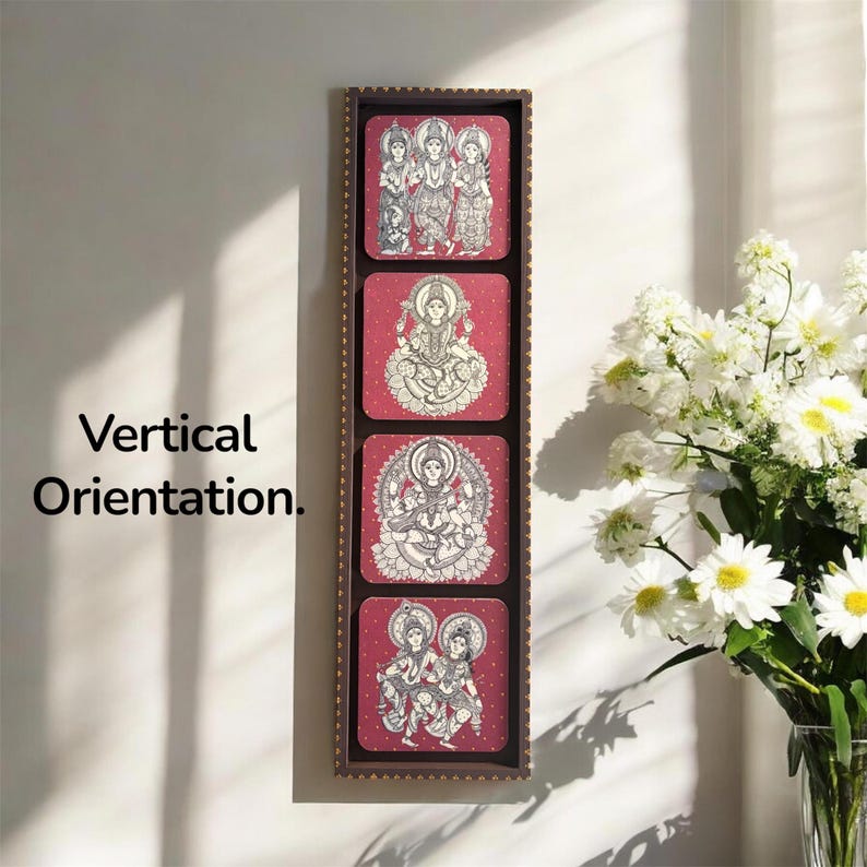 Pode incluir: Uma obra de arte de parede vertical com quatro pain&eacute;is quadrados com ilustra&ccedil;&otilde;es detalhadas em preto e branco sobre um fundo vermelho. Os pain&eacute;is est&atilde;o emoldurados em uma moldura marrom escura. O texto "Vertical Orientation" est&aacute; &agrave; esquerda.
