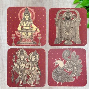 Pode incluir: Conjunto de quatro bases quadradas com ilustra&ccedil;&otilde;es intrincadas sobre um fundo bord&ocirc;. Cada base apresenta um design diferente: uma figura sentada, uma divindade em um arco, um casal e um pav&atilde;o. As bases t&ecirc;m um padr&atilde;o pontilhado.