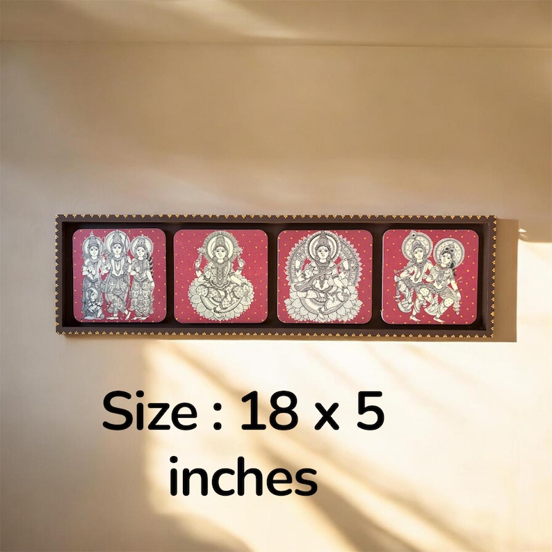 Pode incluir: Uma moldura retangular de madeira com quatro pain&eacute;is quadrados. Cada painel apresenta uma ilustra&ccedil;&atilde;o detalhada em preto e branco sobre um fundo vermelho. O texto "Size: 45.7 x 12.7 cm" &eacute; exibido abaixo.