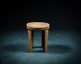 Taburete de madera tallado a mano