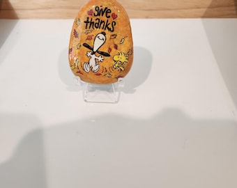 Piedra pintada a mano de Snoopy y Woodstock con el lema "Den Gracias" – Decoración otoñal y de Acción de Gracias