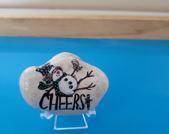 Pupazzo di neve stravagante dipinto a mano su roccia