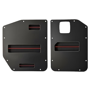 Op de afbeelding: Twee zwarte panelen met rode accentlijnen en montagegaten. Eén paneel heeft een vierkante uitsparing. Dit zijn waarschijnlijk auto-interieuronderdelen, mogelijk deurpanelen of sierlijsten.